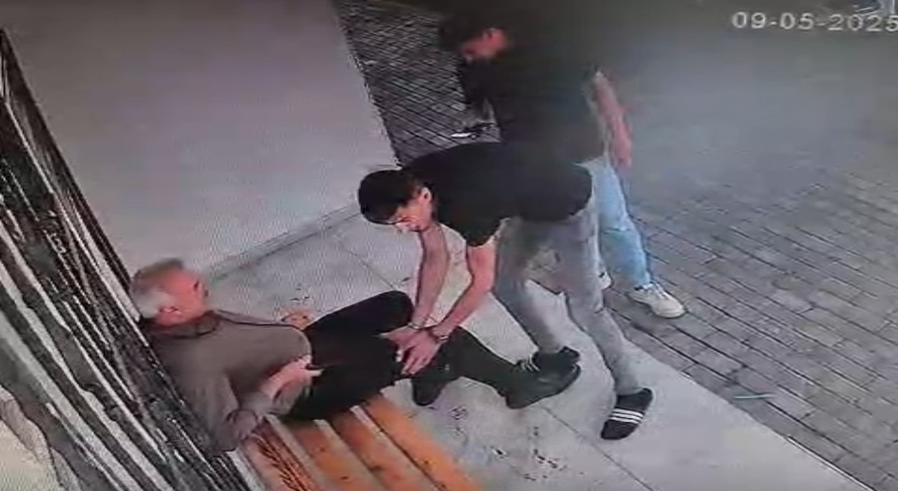 Elazığda muhtara silahlı saldırı anı kamerada