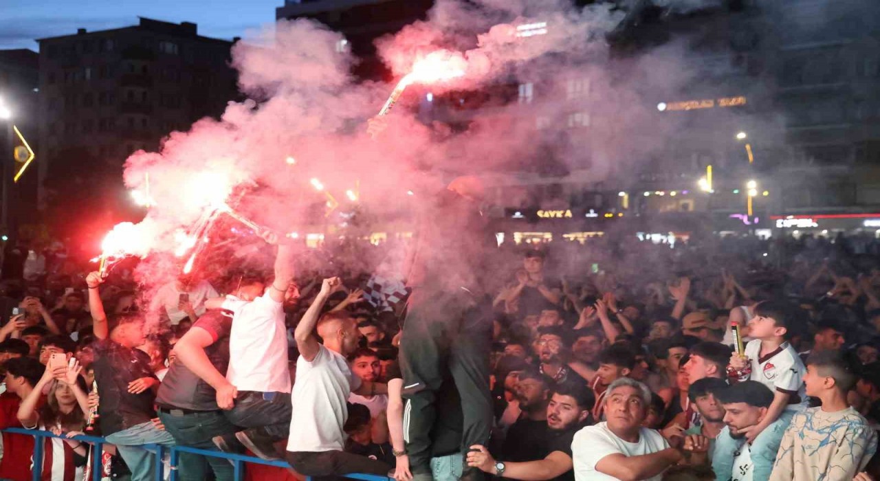 Elazığda nefesler tutuldu: Taraftarlar Elazığspor maçı için dev ekran başına geçti