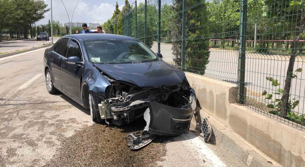 Elazığda otomobil duvara çarptı: 1 yaralı