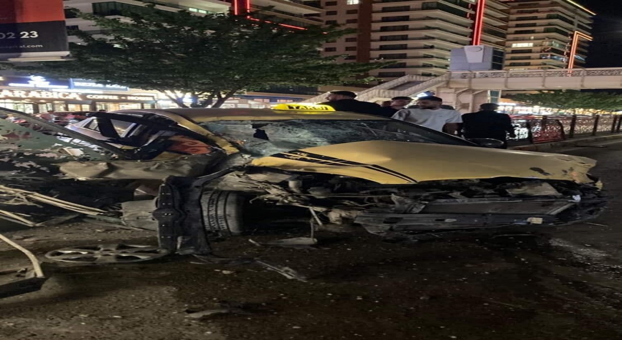 Elazığda otomobil refüjdeki bariyerlere çarptı: 1 yaralı
