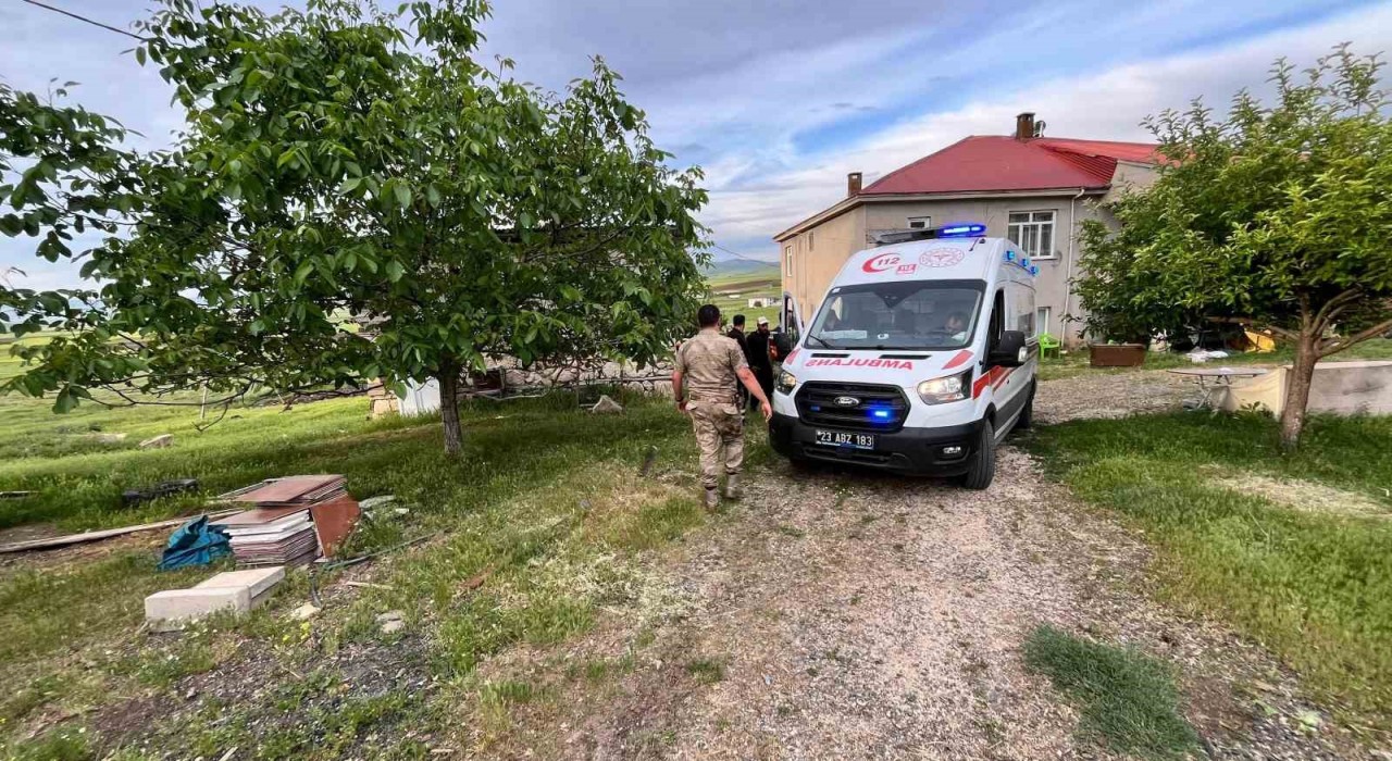 Elazığda traktörün altında kalan kişi yaralandı