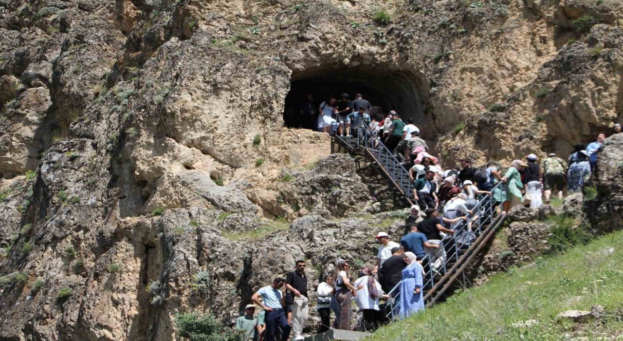 Elazığda üniversite öğrencileri Paluyu gezdi