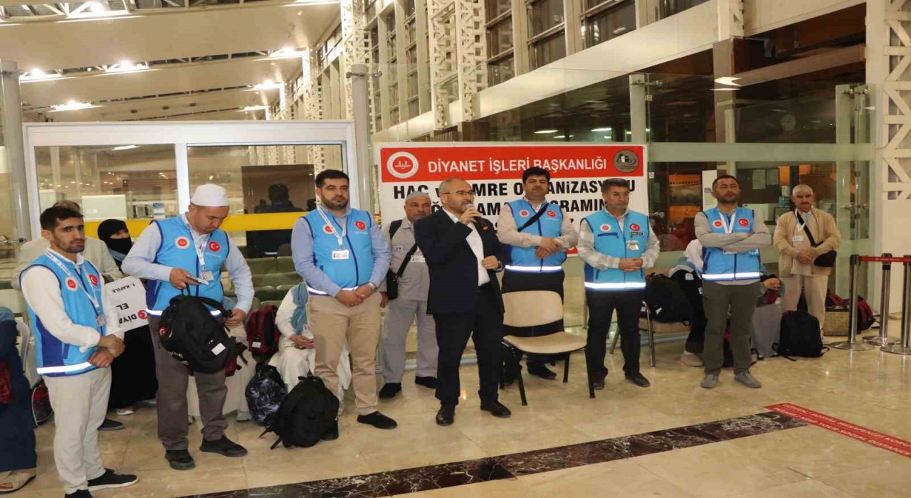 Elazığdan ilk hac kafilesi dualarla uğurlandı