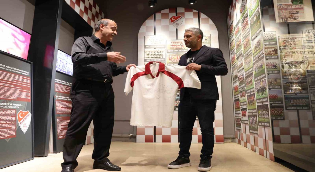 Elazığsporun ilk kez Süper Lige çıktığı formayı, 23 yıl sonra müzeye bağışladı