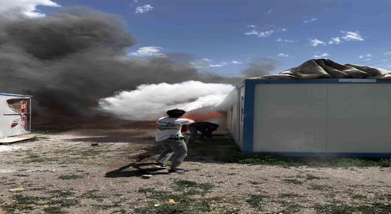 Elbistanda konteyner kent yangını