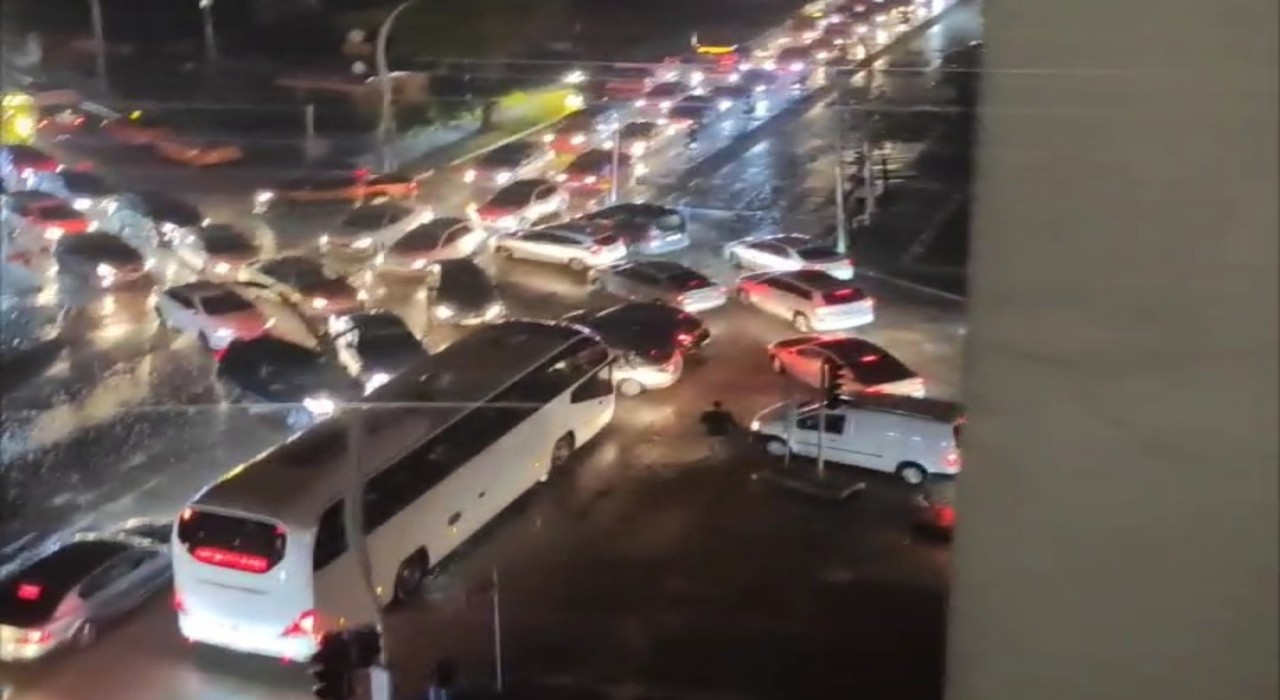 Elektrik kesintisinde hakem düdüğünü alıp trafiği yönetti