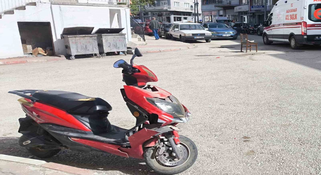 Elektrikli motosiklet ile otomobil çarpıştı: 2 yaralı