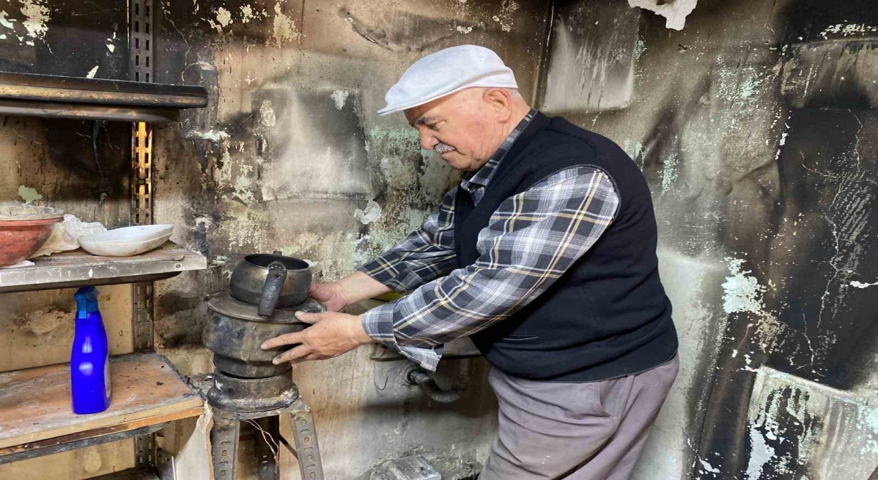 Emanet dükkanı yanan emekli öğretmen kendisine destek olan vatandaşlara teşekkür etti