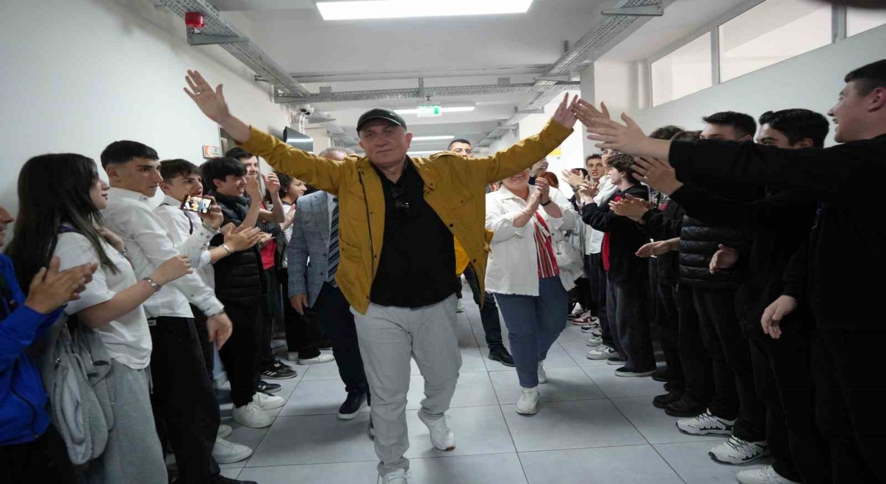 Emekliye ayrılan 45 yıllık öğretmene veda: Öğrenciler koridorda sıralandı, alkışlarla uğurladı