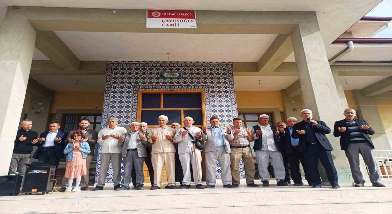 Emetten 29 hacı adayı kutsal topraklara dualarla uğurlandı