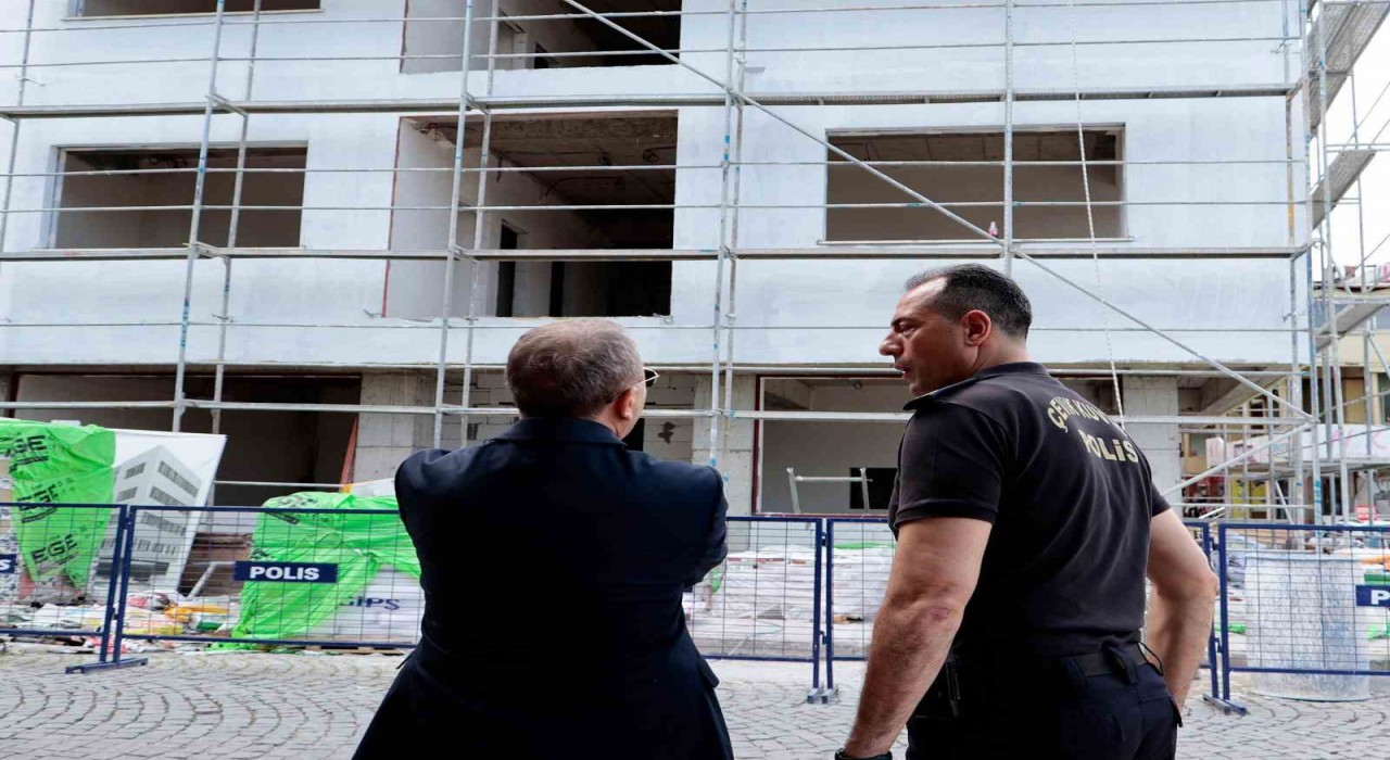 Emniyet Müdürü Kenan Kurt, Bigada yapımı devam eden Emniyet Müdürlüğü binasında incelemelerde bulundu