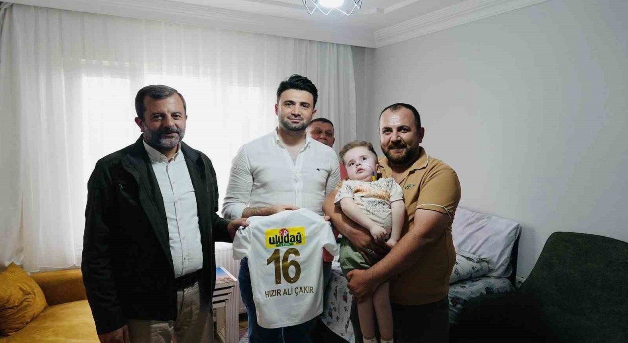 Enes Çelikten minik taraftara anlamlı ziyaret