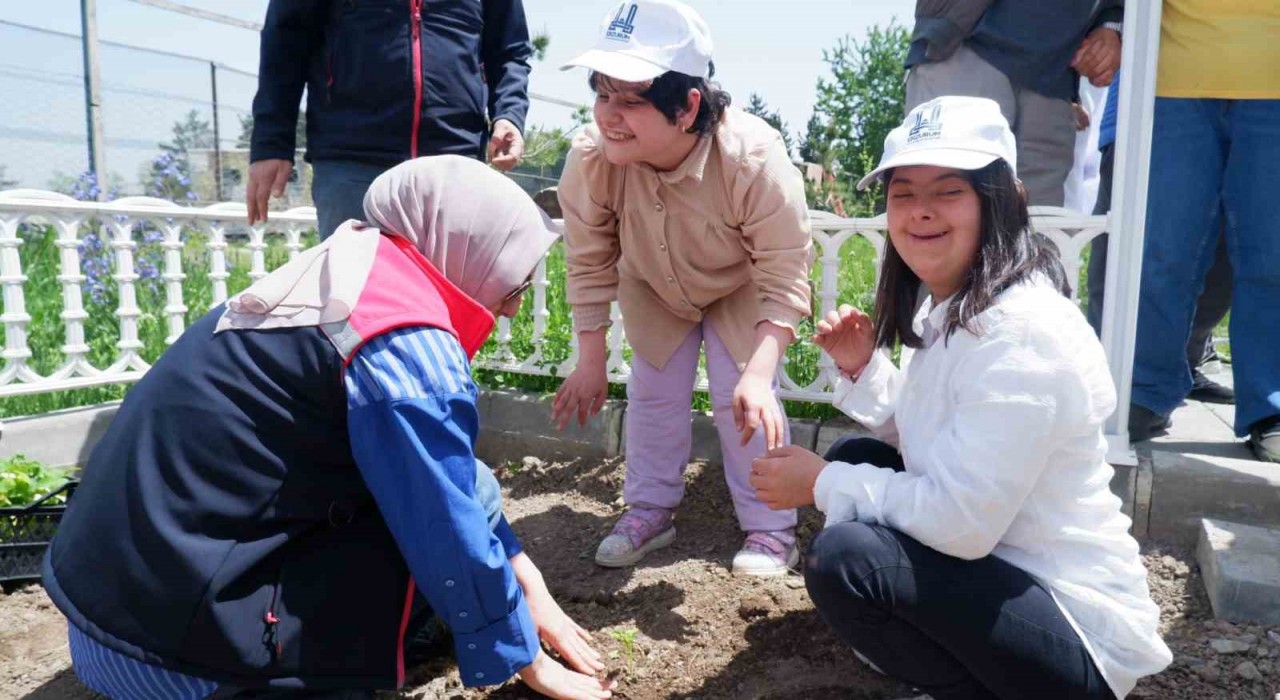Engelli Hizmetleri Koordinasyon Merkezinde ekim zamanı