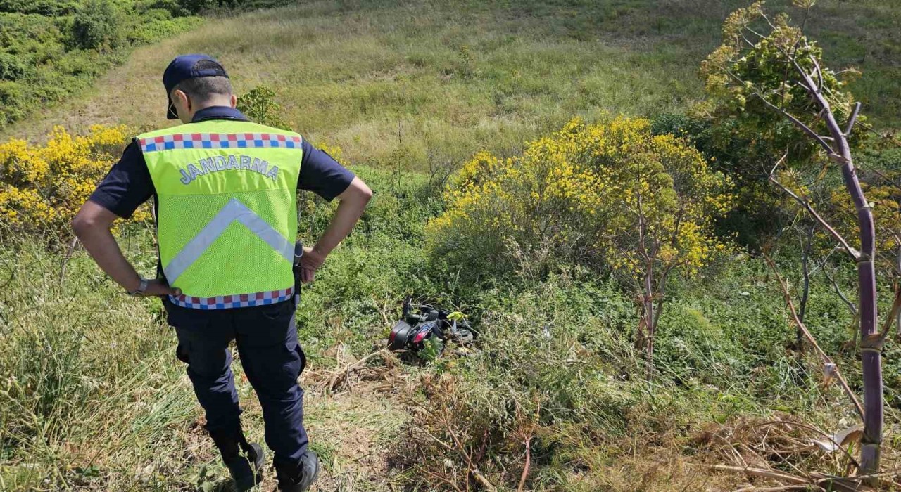 Erdekte motosiklet direksiyon hakimiyetini kaybetti uçuruma düştü