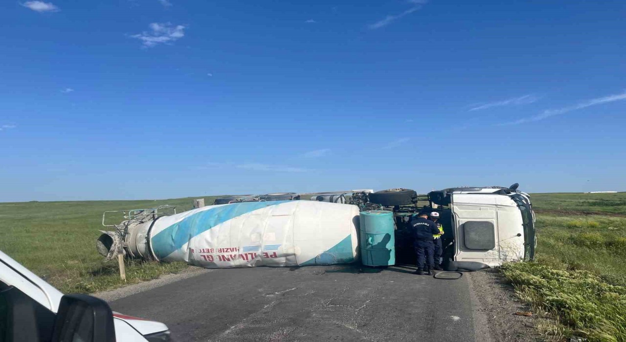 Ergenede beton mikseri devrildi: 1 yaralı