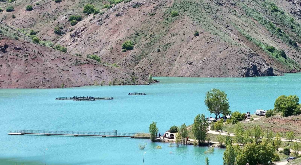 Erzincanda baraj gölünde yapılan aramalarda kayıp gencin cesedine ulaşıldı