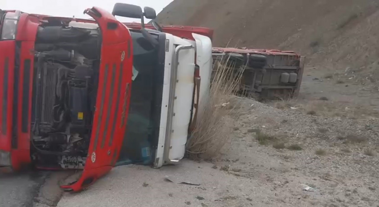 Erzincanda beyaz eşya yüklü tır devrildi