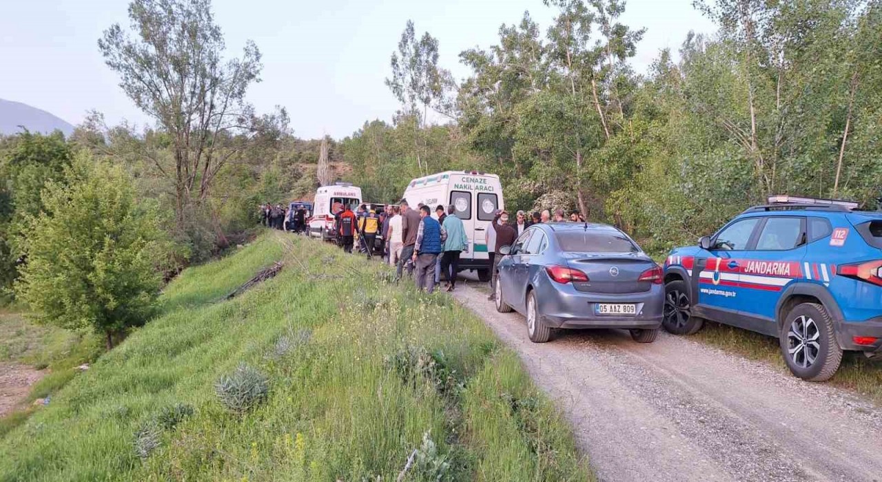 Erzincanda devrilen traktörün altında kalan sürücü hayatını kaybetti