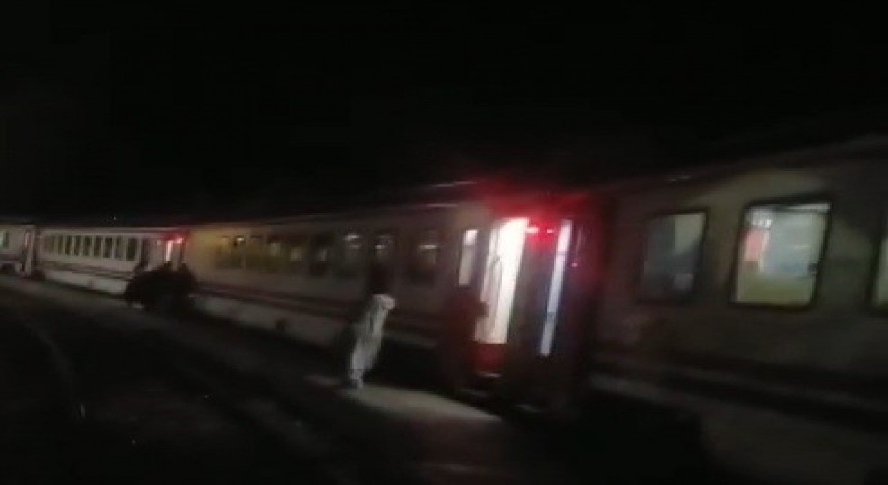 Erzincanda heyelan nedeniyle Doğu Ekspresi İliç Tren Garında bekletiliyor