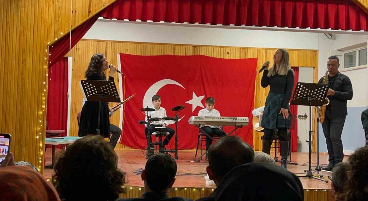 Erzincanda öğretmenler oluşturdukları koro ile konser verdi