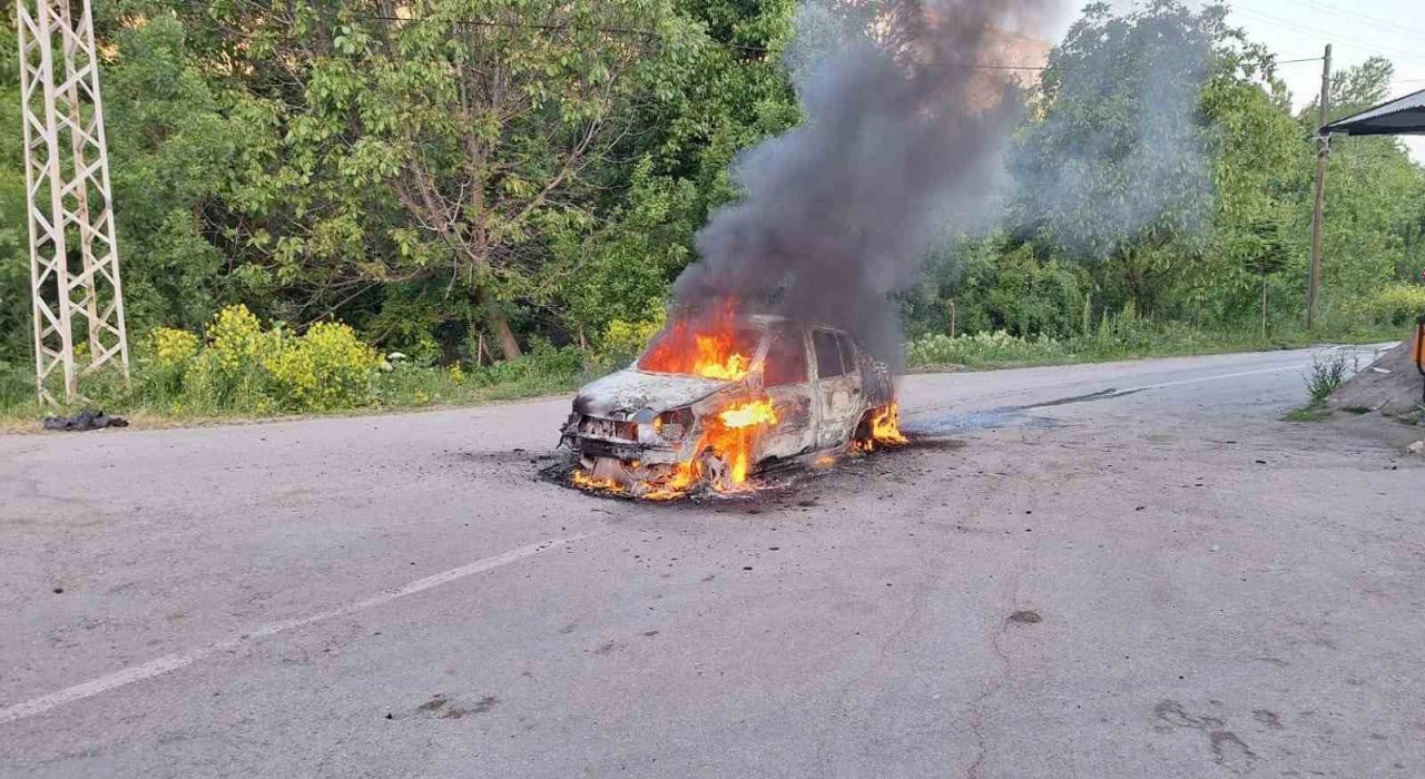 Erzincanda otomobil alev alev yandı