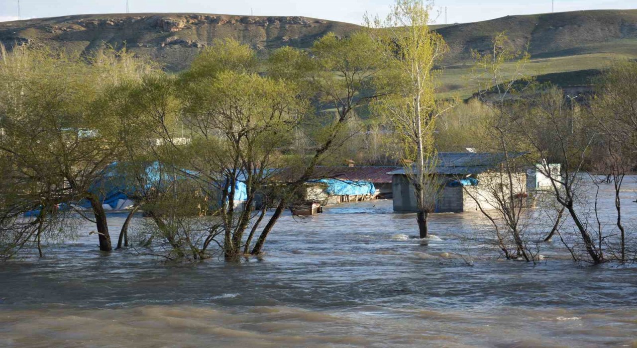 Erzincanda sağanak sonrası bazı tarım arazileri su altında kaldı