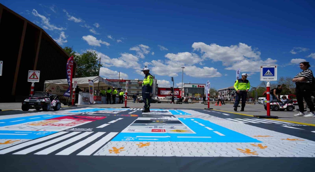 Erzincanda uygulamalı trafik eğitimi verildi