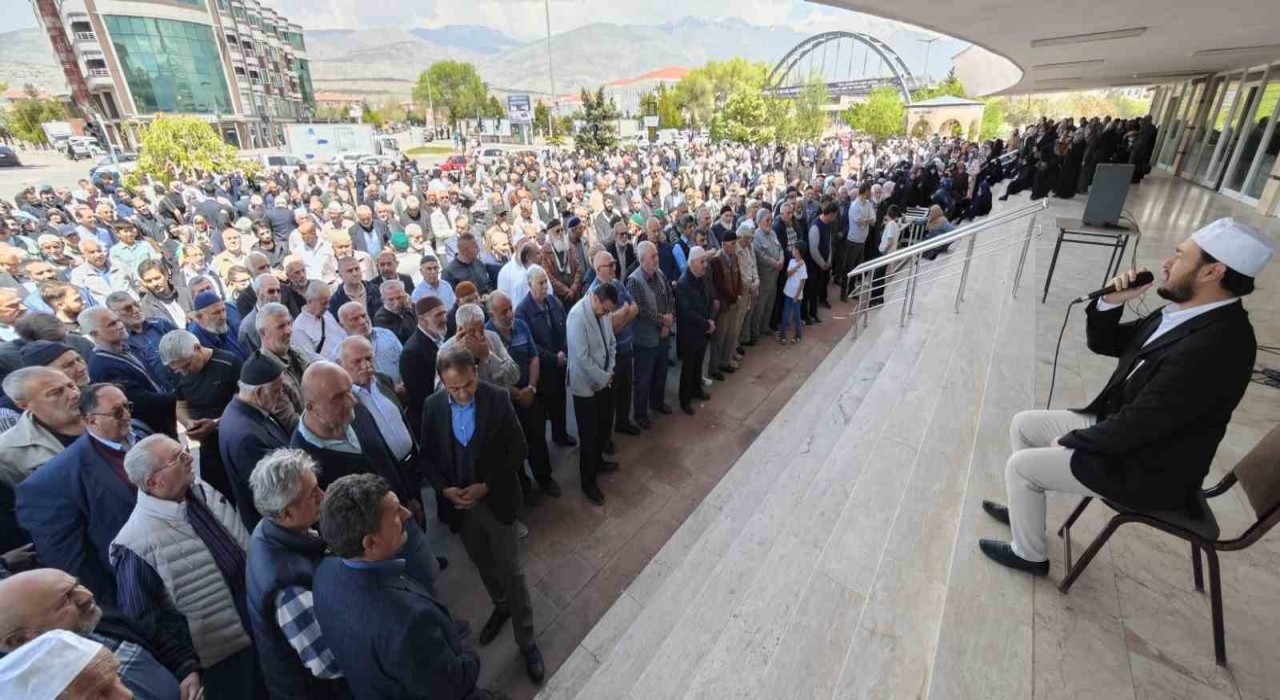 Erzincandan hacı adayları Medineye uğurlandı