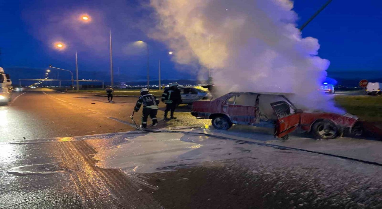 Erzurumda araç cayır cayır yandı