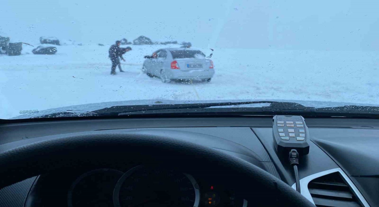 Erzurumda araçlar karlı yolda kaldı, offroadçular yardıma koştu