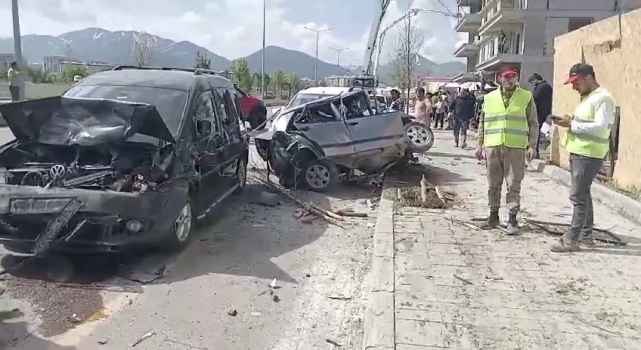 Erzurumda feci kaza: Beton mikseri onlarca aracı biçti