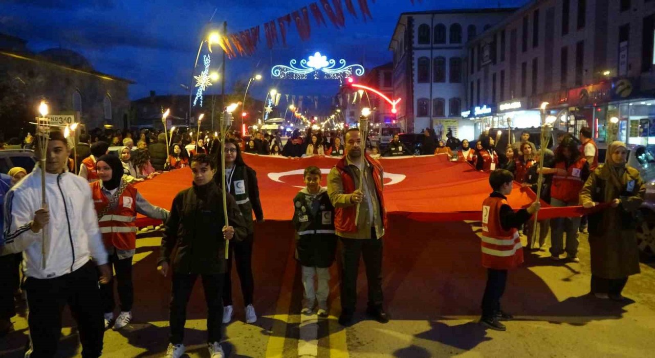 Erzurumda gençlerden meşaleli yürüyüş