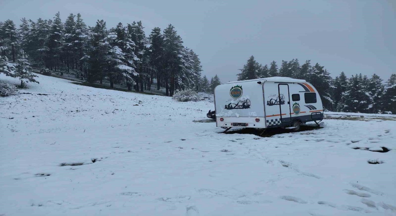 Erzurumda mayıs ayında yağan kar dağları beyaza bürüdü