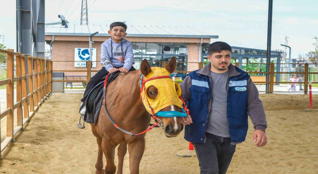 Esenyurt Belediyesinden çocuklara at çiftliği gezisi