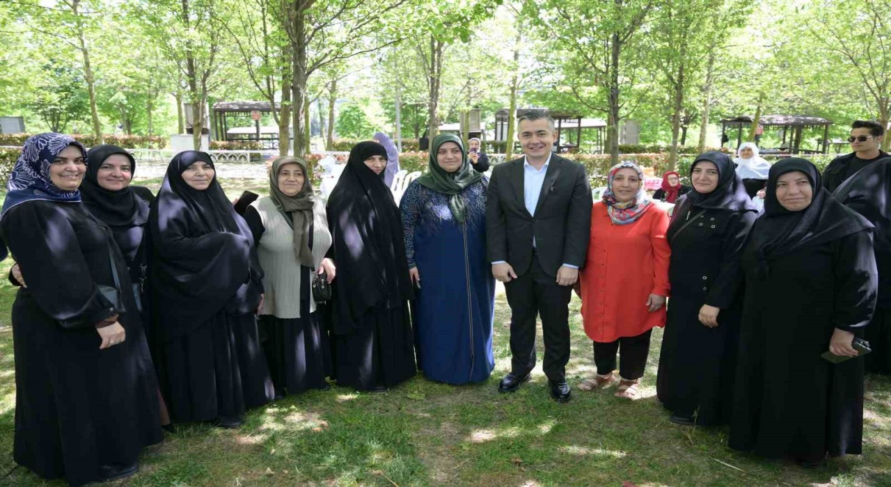 Esenyurtlu anneler belediyenin düzenlediği piknikte bir araya geldi