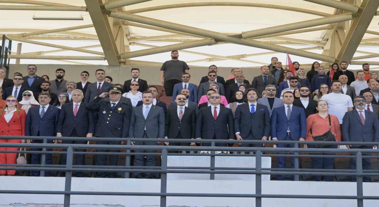 Esenyurtta 19 Mayıs coşkusu doyasıya yaşandı: Yüzlerce kişi Turgut Özal Stadyumunda buluştu