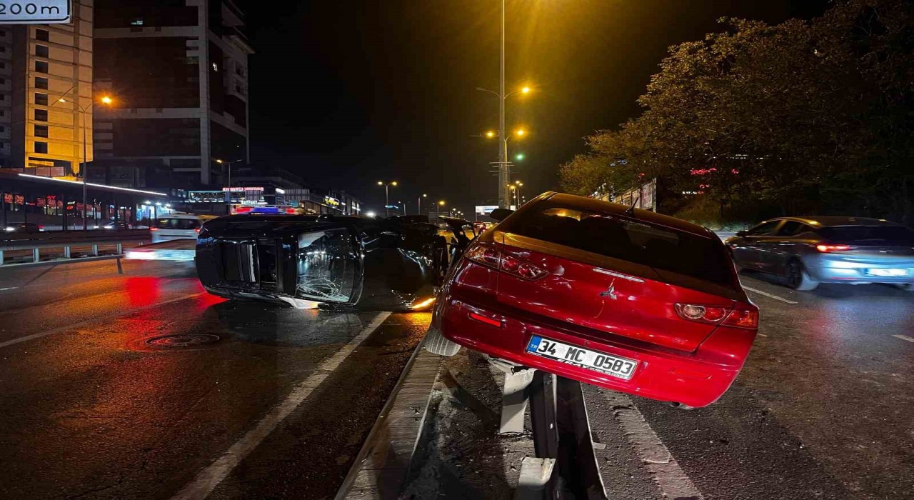 Esenyurtta 3 araçlı zincirleme kaza: 2 yaralı