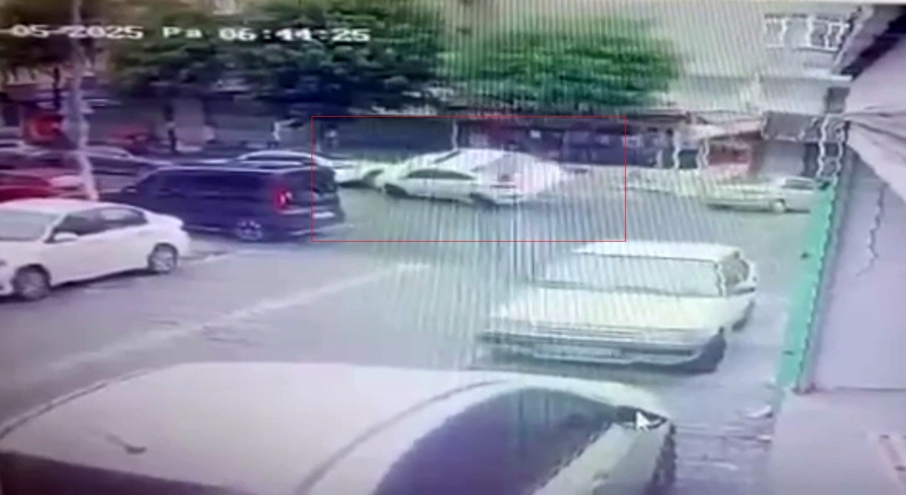 Esenyurtta direksiyon hakimiyetini kaybeden sürücü park halindeki 2 otomobilin üzerine çıktı