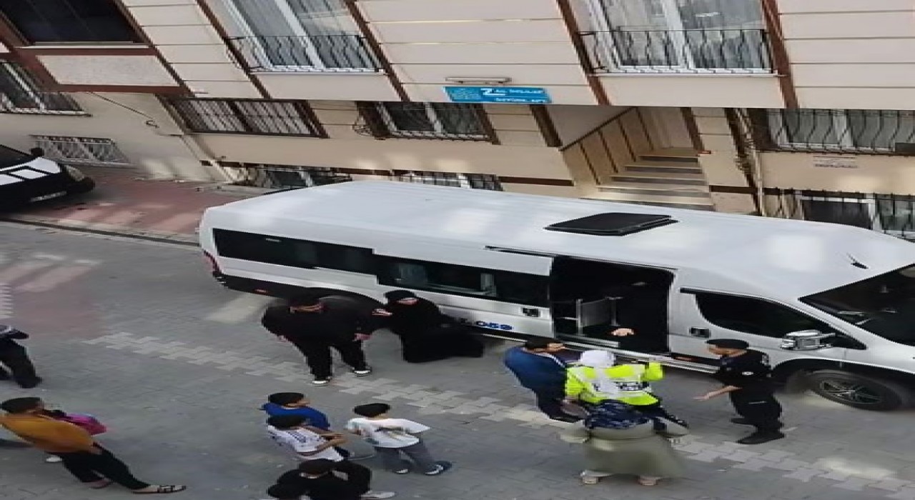 Esenyurtta hatalı şekilde öğrenci indiren servis sürücüsü polisle tartıştı