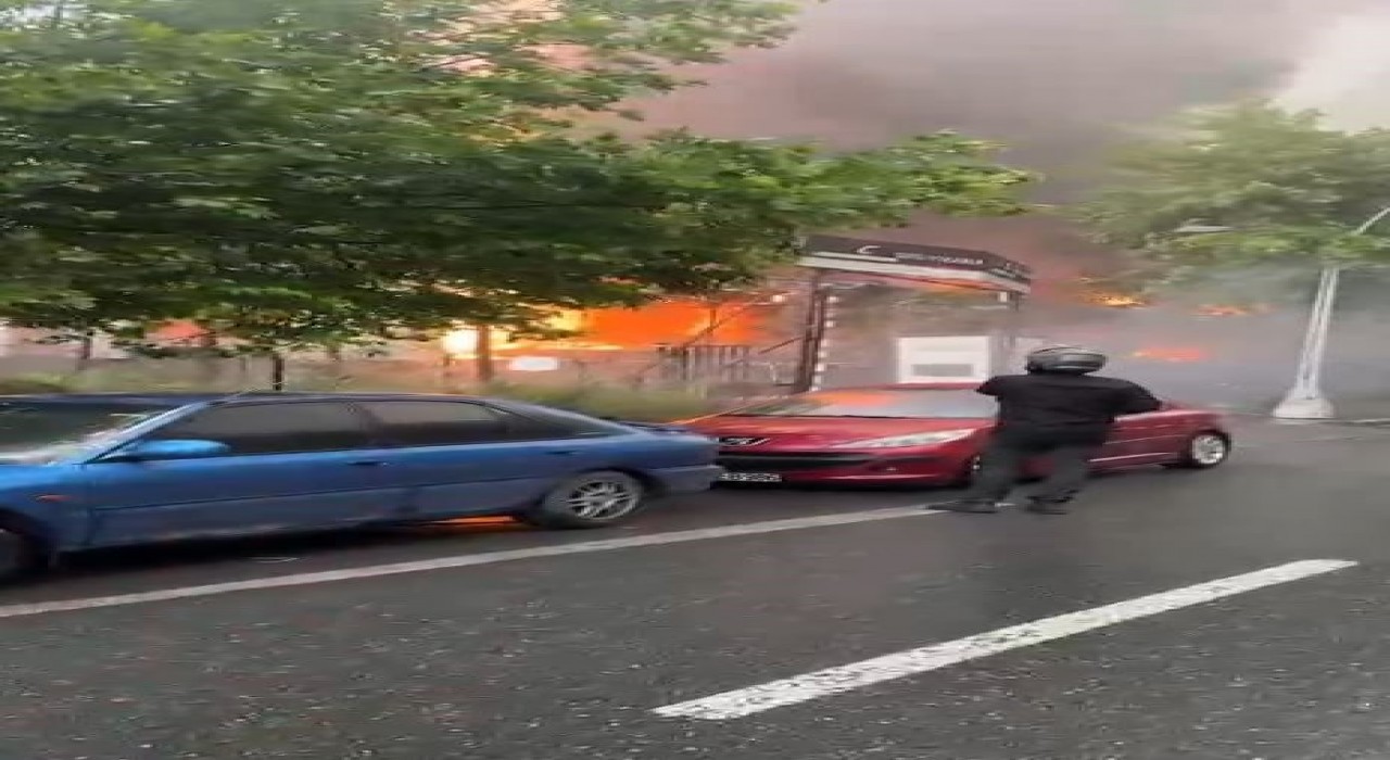 Esenyurtta kafede yangın çıktı, alevler binaya ve markete sıçradı