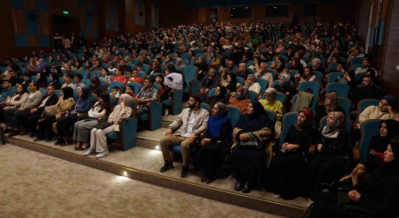 Esenyurtta Kelimenin Esrarı öyleşisi yoğun ilgi gördü