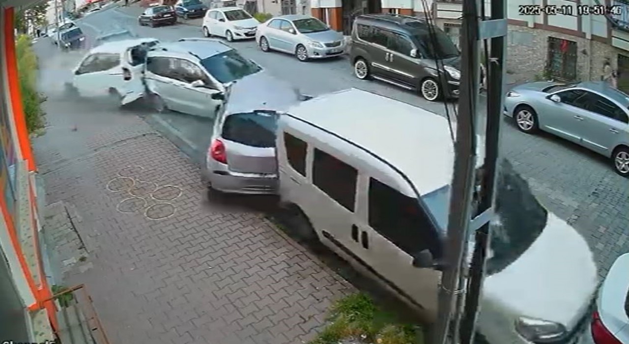 Esenyurtta kontrolden çıkan otomobil park halindeki araçlara çarptı