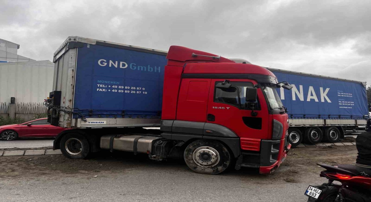 Esenyurtta kontrolden çıkan tır PTS direğine çarptı