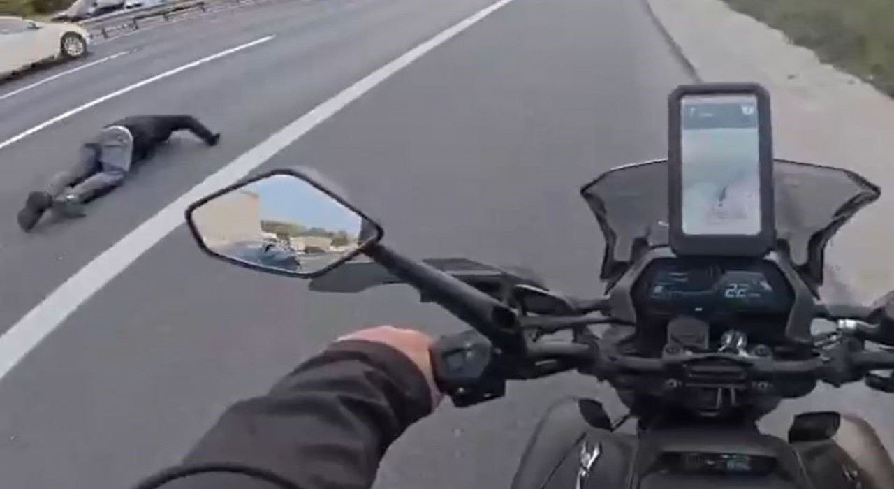 Esenyurtta motosiklet arızalanarak emniyet şeridinde duran kamyonete çarptı: 1 ağır yaralı