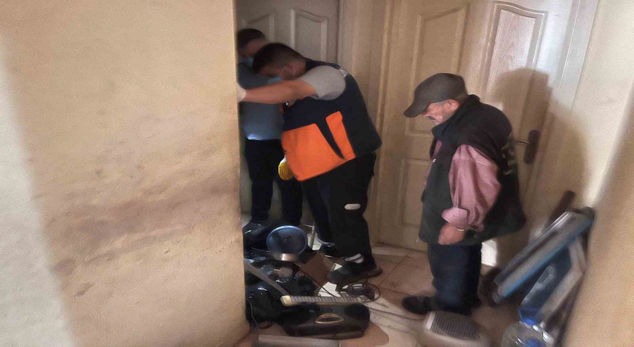 Esenyurtta yaşlı adamın çöp evi 4üncü kez boşaltıldı