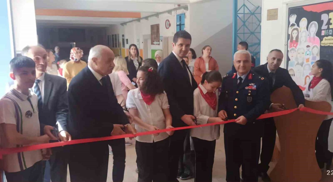 Eskişehir Orgeneral Halil Sözer Ortaokulu‘nda ‘Atatürk Çocukları Çok Severdi isimli resim ve fotoğraf sergisi