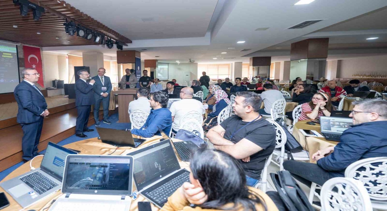 Eskişehir Valisi Hüseyin Aksoy, Yapay Zeka Eğitici Eğitimi programında öğretmenlerle buluştu
