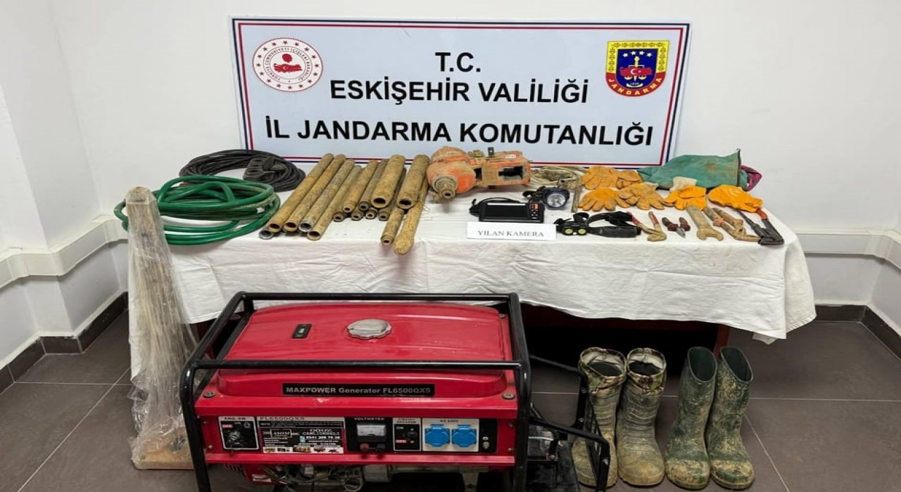 Eskişehirde kaçak kazı yapan şahıslar suçüstü yakalandı
