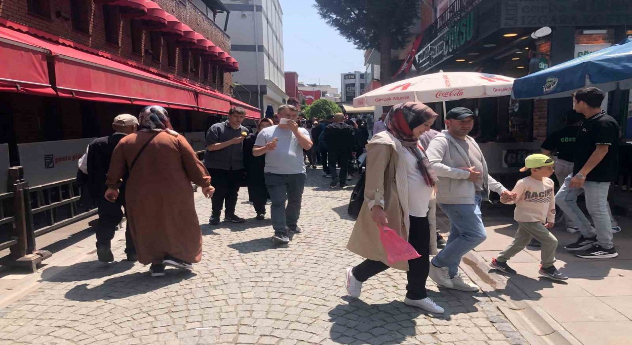 Eskişehirde sıcak havayı fırsat bilen vatandaşlar çarşıya akın etti