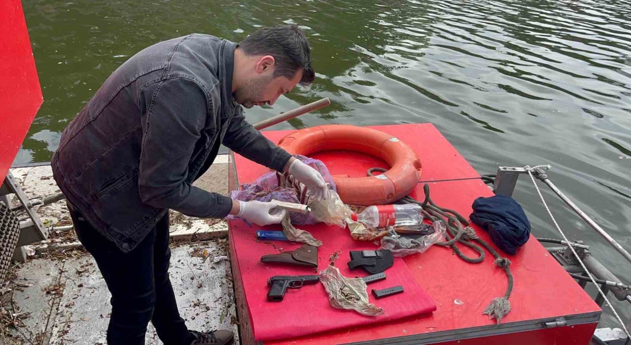 Eskişehirde temizlik görevlileri, çöp yerine tabanca topladı